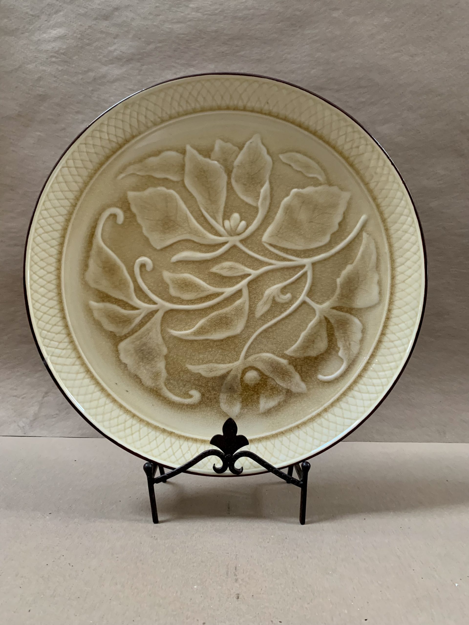 Decorative Ceramic Charger Plate on Easel to Globedecor